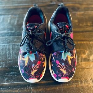Nike Women’s Floral Black and Pink Sneakers 6.5
